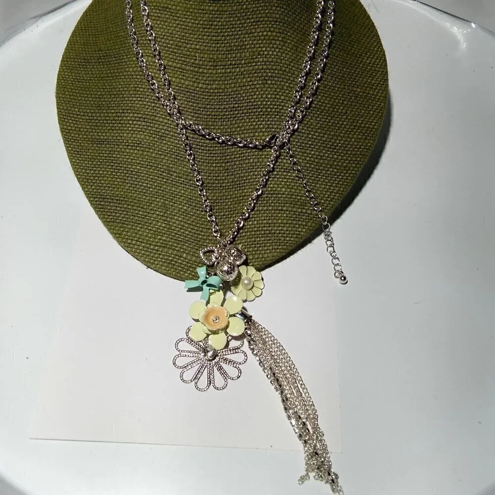 Women`s silver tone flower floral statement neckla